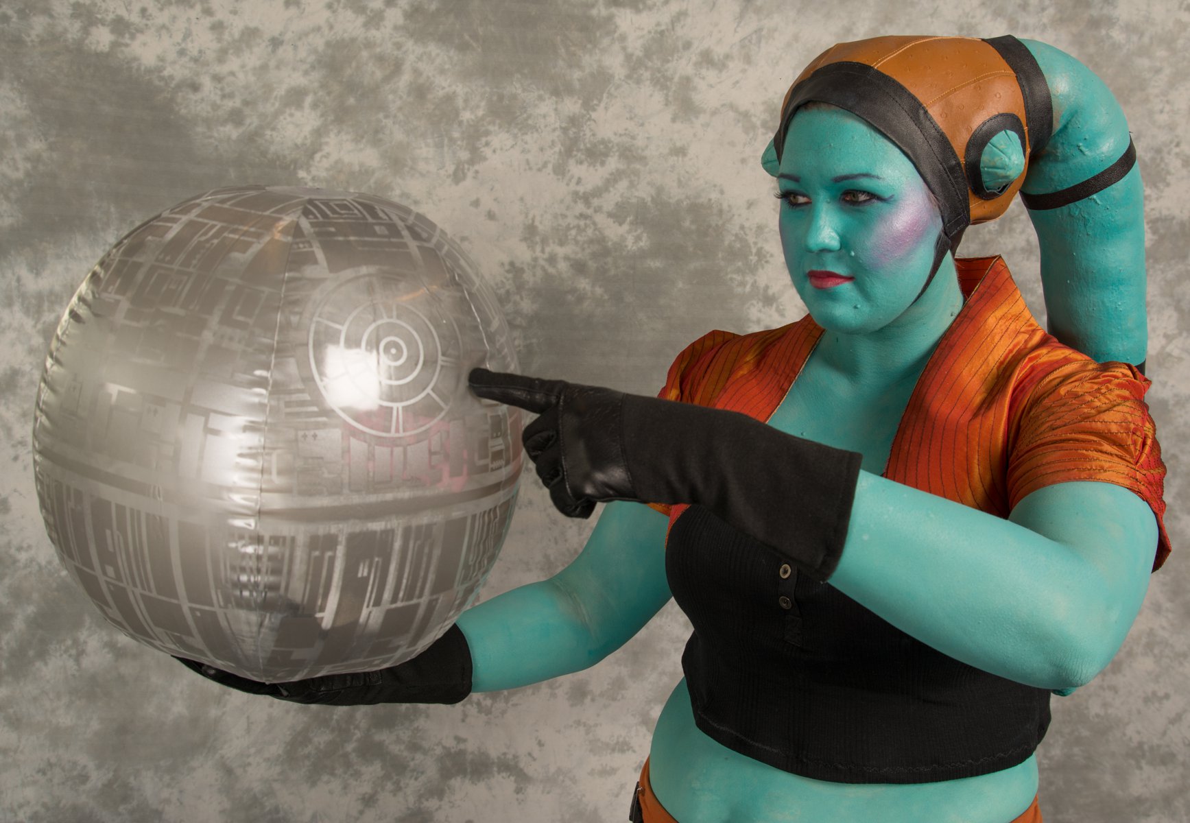 Finncon_2016_-_Kisaaja_11_-_Leena_Peippo2C_Siz_Dutak_28Member_of_the_Rebel_Alliance292C_Star_Wars_universe_2-3