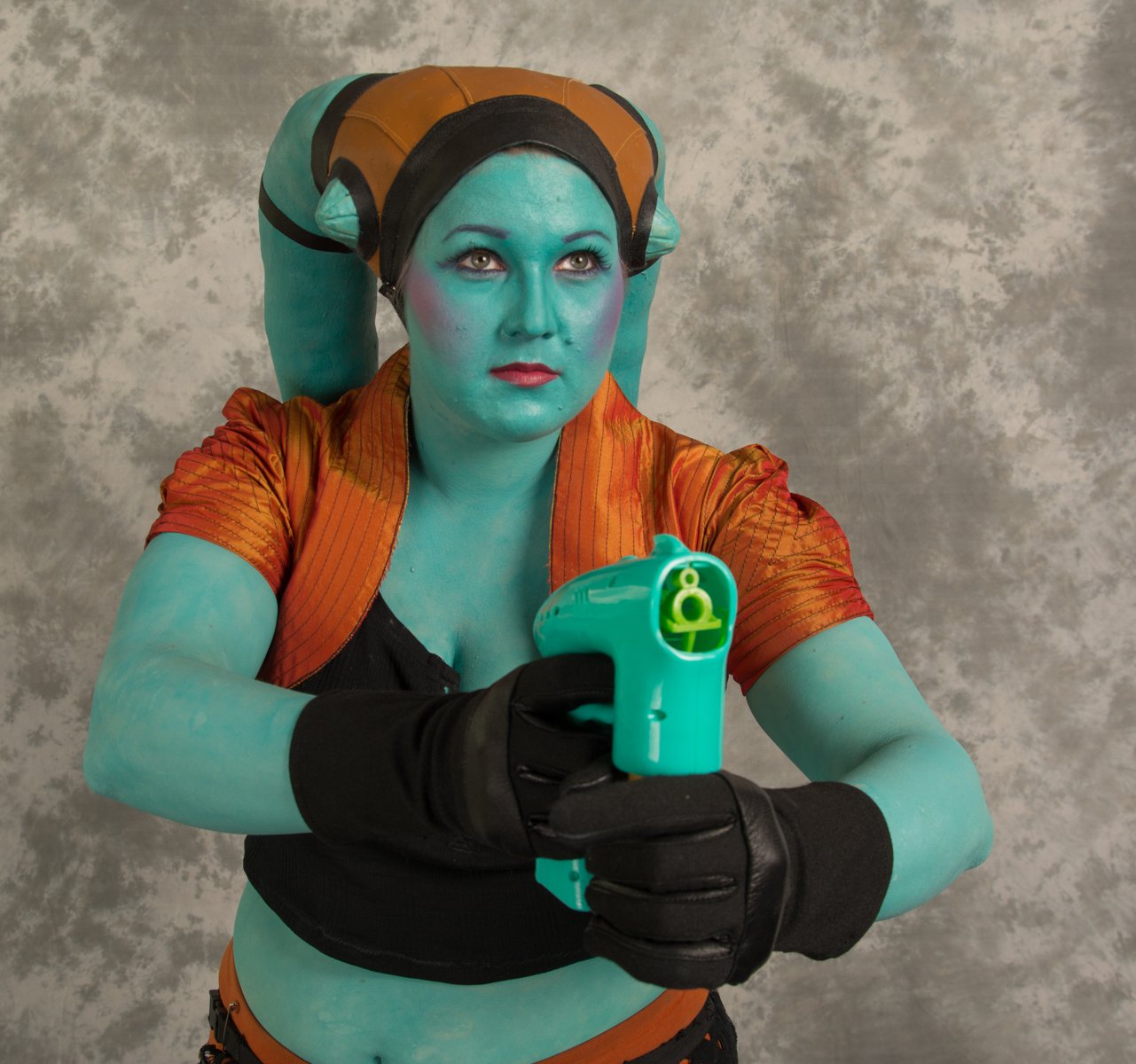 Finncon_2016_-_Kisaaja_11_-_Leena_Peippo2C_Siz_Dutak_28Member_of_the_Rebel_Alliance292C_Star_Wars_universe_3-3