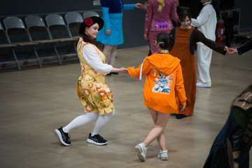 Kotae Expo 2025 » Kuvia Ohjelmanumeroista » Cosplay-tanssiaiset » Emilmeemu