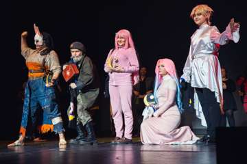 Tracon (2025) » Kuvia Ohjelmanumeroista » Cosplay-kilpailut & ohjelmat » Nordic Cosplay Championship, Esityskilpailu » Esityskilpailu - Emilmeemu