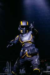 Keltaisen linssin takaa