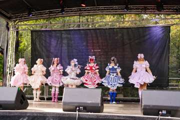 TRA06128-Prismatic_Monochrome_Tracon2026_emilmeemu_no_1