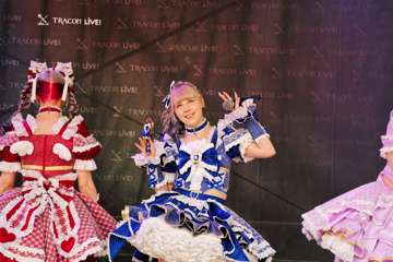 TRA06134-Prismatic_Monochrome_Tracon2026_emilmeemu_no_3