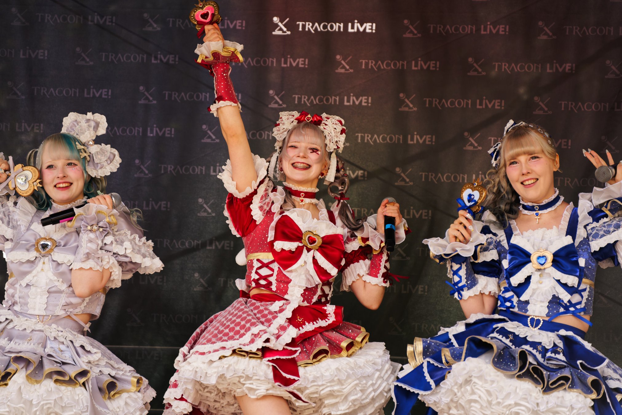 TRA06138-Prismatic_Monochrome_Tracon2026_emilmeemu_no_6