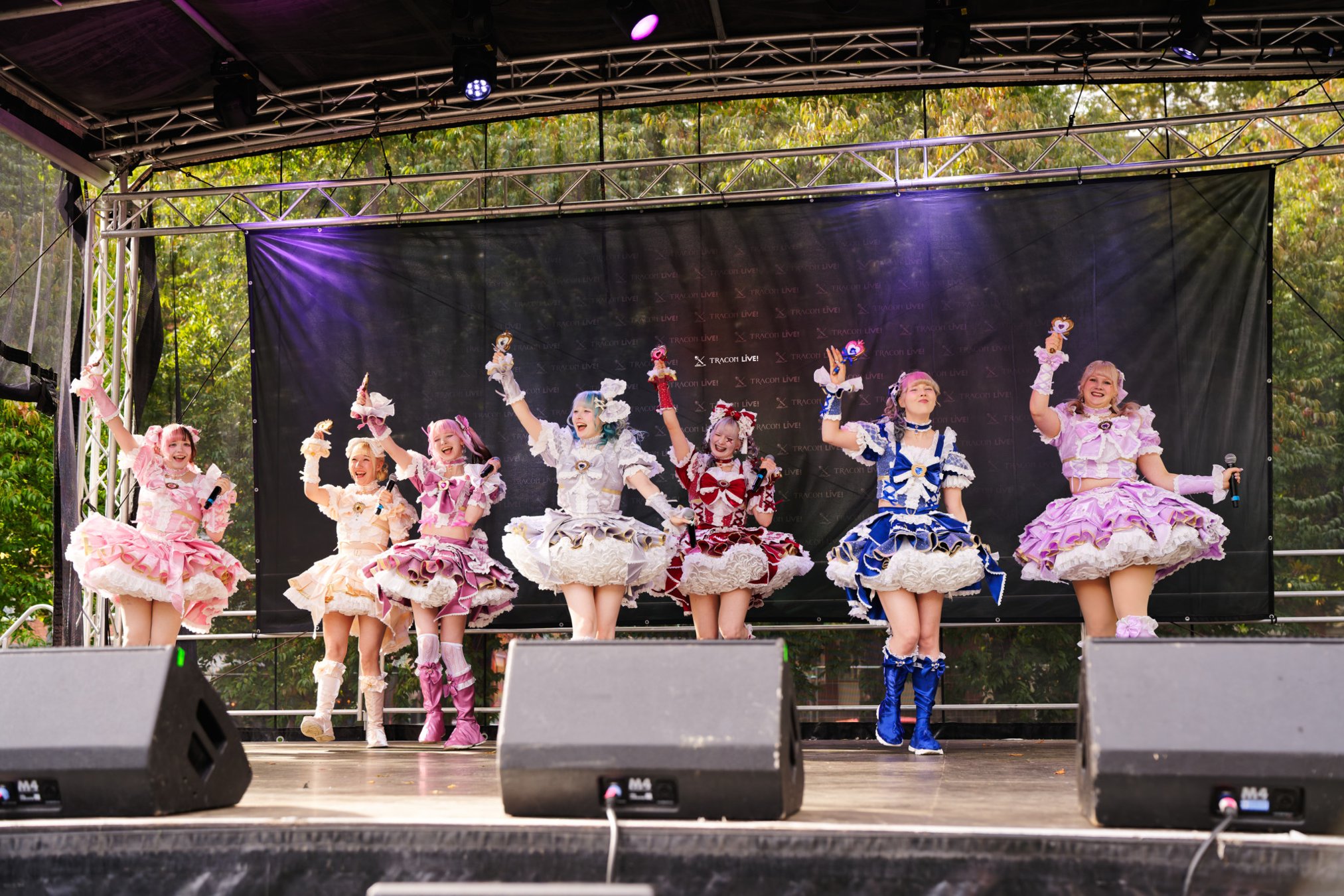 TRA06141-Prismatic_Monochrome_Tracon2026_emilmeemu_no_9