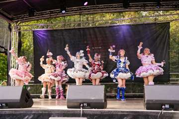 TRA06141-Prismatic_Monochrome_Tracon2026_emilmeemu_no_9
