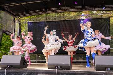 TRA06143-Prismatic_Monochrome_Tracon2026_emilmeemu_no_10