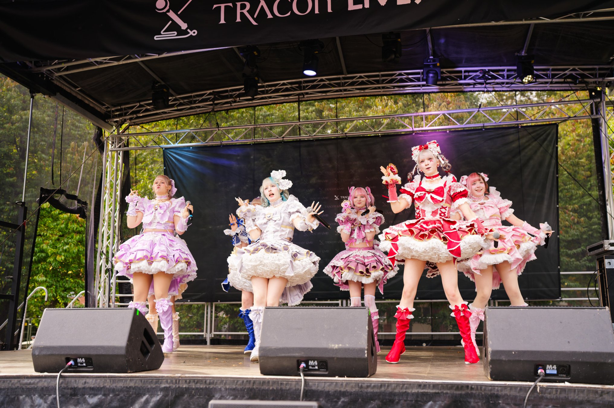 TRA06187-Prismatic_Monochrome_Tracon2026_emilmeemu_no_28