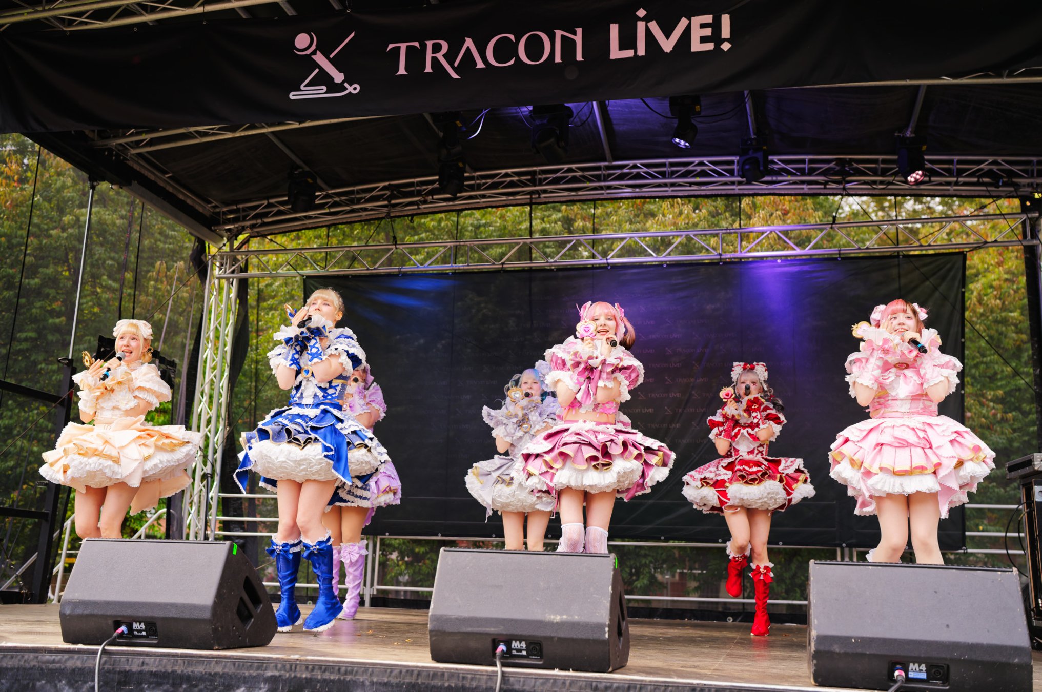 TRA06205-Prismatic_Monochrome_Tracon2026_emilmeemu_no_37
