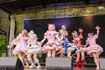 TRA06211-Prismatic_Monochrome_Tracon2026_emilmeemu_no_39