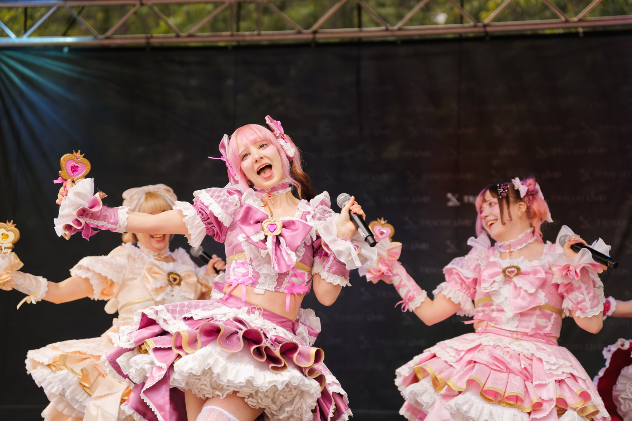 TRA06217-Prismatic_Monochrome_Tracon2026_emilmeemu_no_41