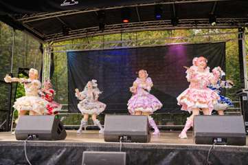 TRA06242-Prismatic_Monochrome_Tracon2026_emilmeemu_no_50