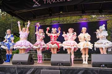 TRA06301-Prismatic_Monochrome_Tracon2026_emilmeemu_no_78