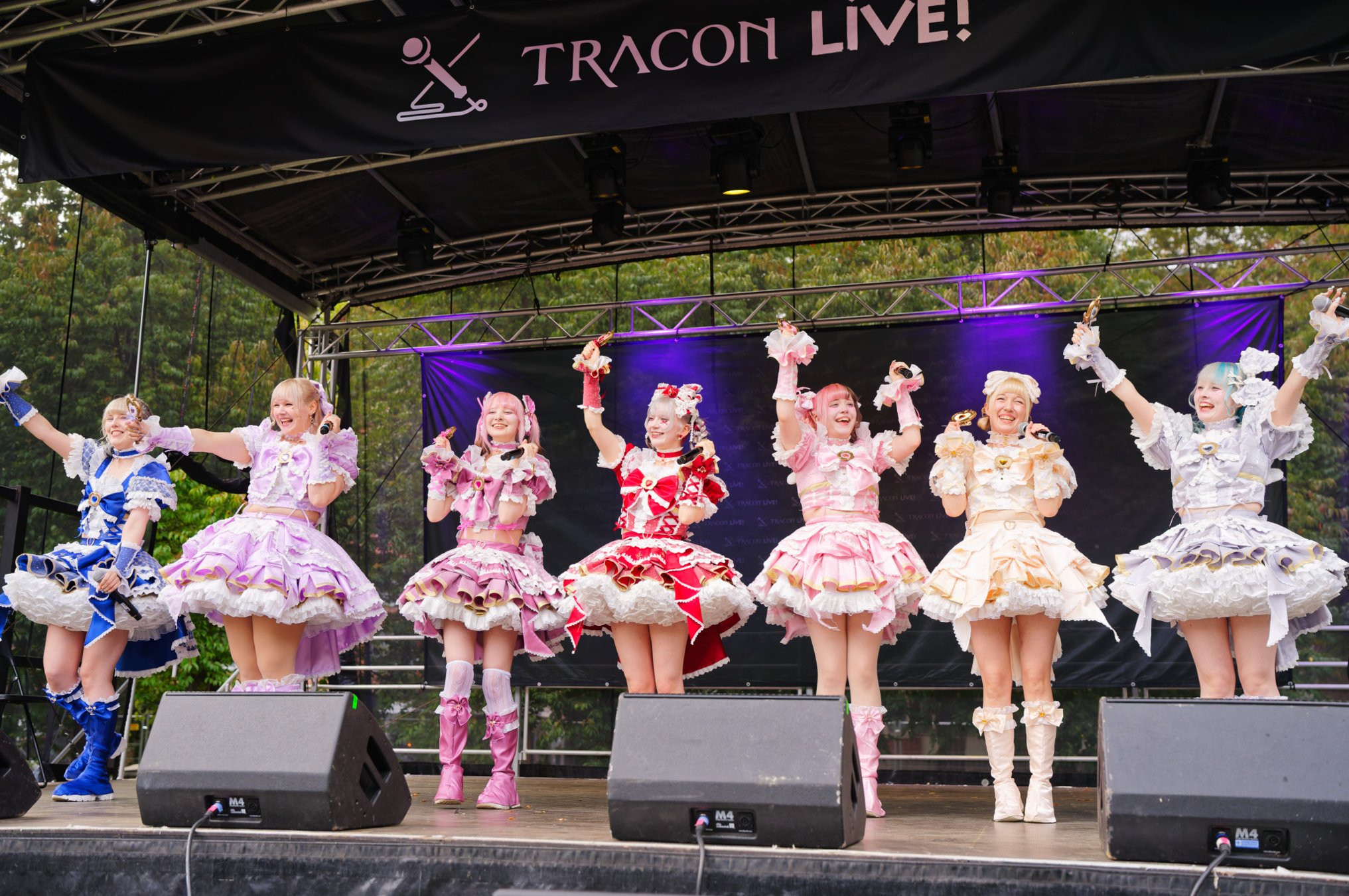 TRA06302-Prismatic_Monochrome_Tracon2026_emilmeemu_no_79