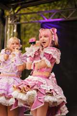 TRA06326-Prismatic_Monochrome_Tracon2026_emilmeemu_no_89