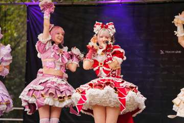 TRA06365-Prismatic_Monochrome_Tracon2026_emilmeemu_no_111