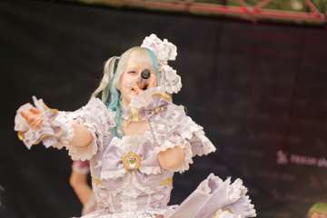 TRA06386-Prismatic_Monochrome_Tracon2026_emilmeemu_no_124