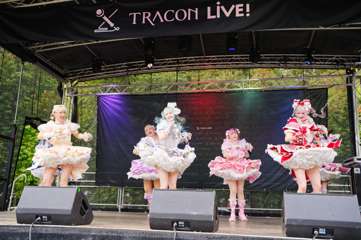 TRA06445-Prismatic_Monochrome_Tracon2026_emilmeemu_no_152