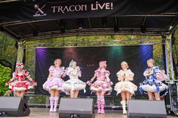 TRA06456-Prismatic_Monochrome_Tracon2026_emilmeemu_no_159