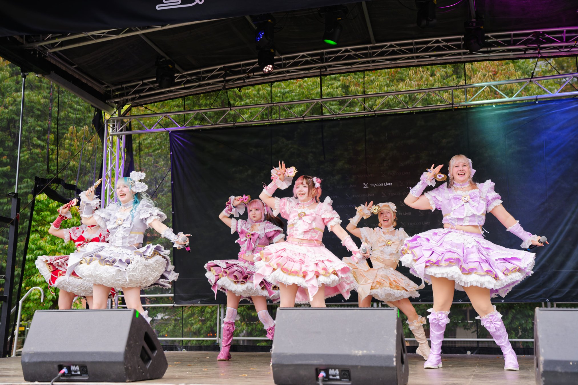 TRA06501-Prismatic_Monochrome_Tracon2026_emilmeemu_no_179