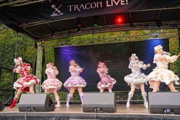 TRA06523-Prismatic_Monochrome_Tracon2026_emilmeemu_no_190