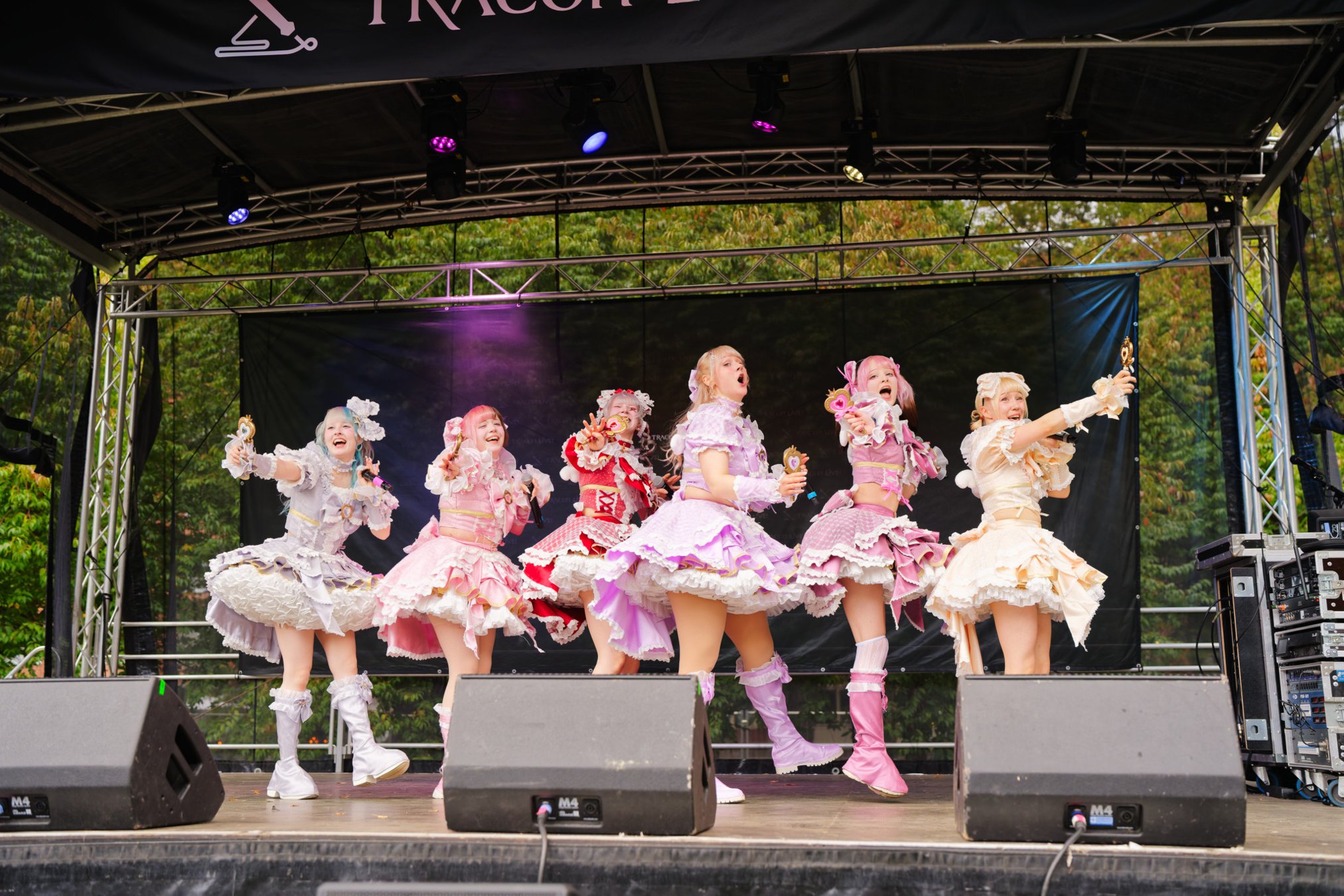 TRA06530-Prismatic_Monochrome_Tracon2026_emilmeemu_no_195