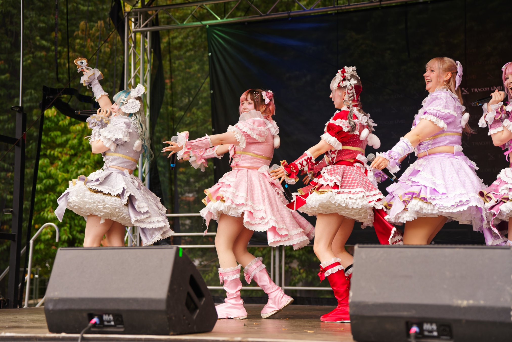 TRA06531-Prismatic_Monochrome_Tracon2026_emilmeemu_no_196