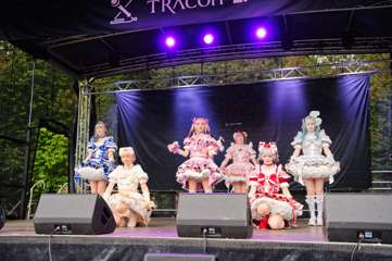 TRA06553-Prismatic_Monochrome_Tracon2026_emilmeemu_no_207