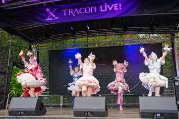 TRA06577-Prismatic_Monochrome_Tracon2026_emilmeemu_no_218