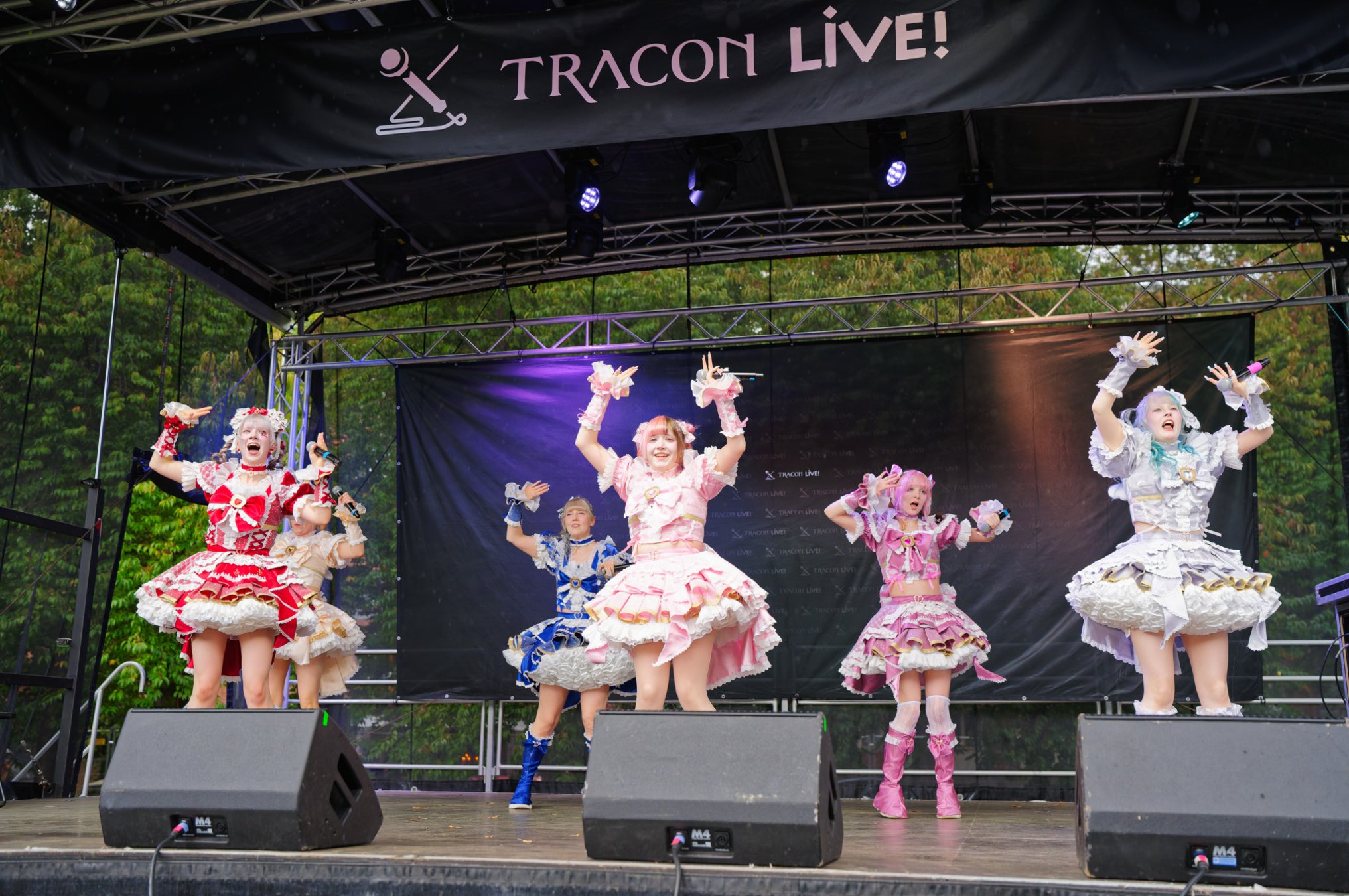 TRA06579-Prismatic_Monochrome_Tracon2026_emilmeemu_no_220