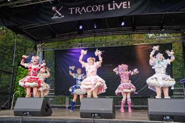 TRA06579-Prismatic_Monochrome_Tracon2026_emilmeemu_no_220