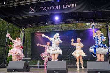 TRA06589-Prismatic_Monochrome_Tracon2026_emilmeemu_no_226