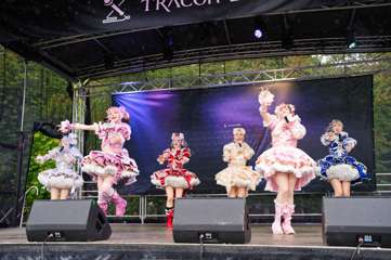 TRA06600-Prismatic_Monochrome_Tracon2026_emilmeemu_no_230