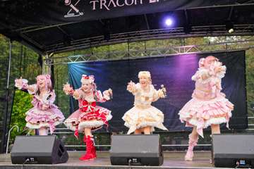 TRA06611-Prismatic_Monochrome_Tracon2026_emilmeemu_no_232