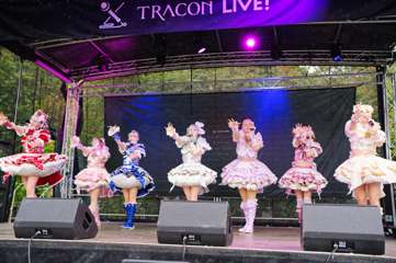 TRA06617-Prismatic_Monochrome_Tracon2026_emilmeemu_no_235