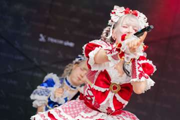 TRA06667-Prismatic_Monochrome_Tracon2026_emilmeemu_no_248