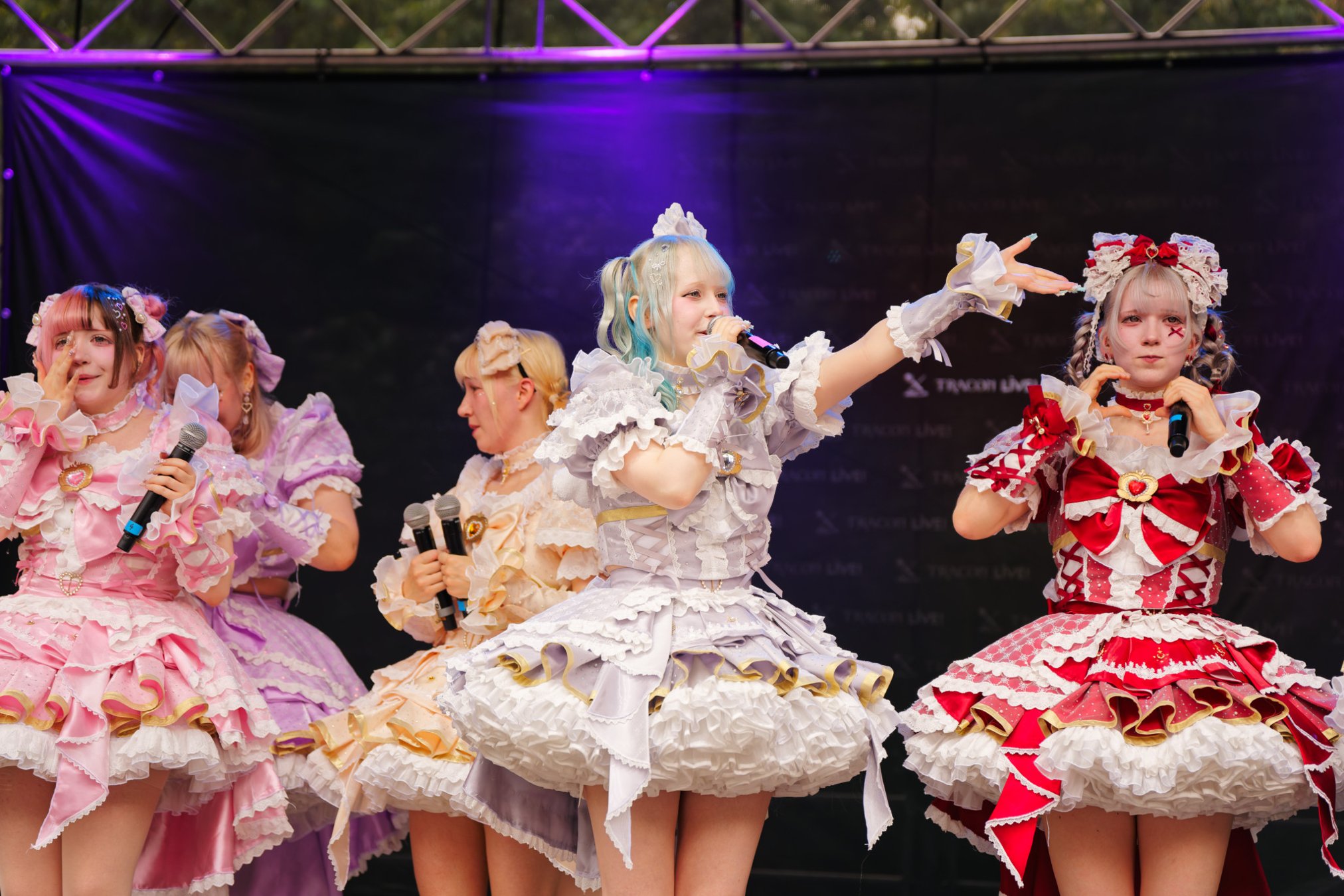 TRA06707-Prismatic_Monochrome_Tracon2026_emilmeemu_no_265