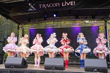 TRA06727-Prismatic_Monochrome_Tracon2026_emilmeemu_no_278