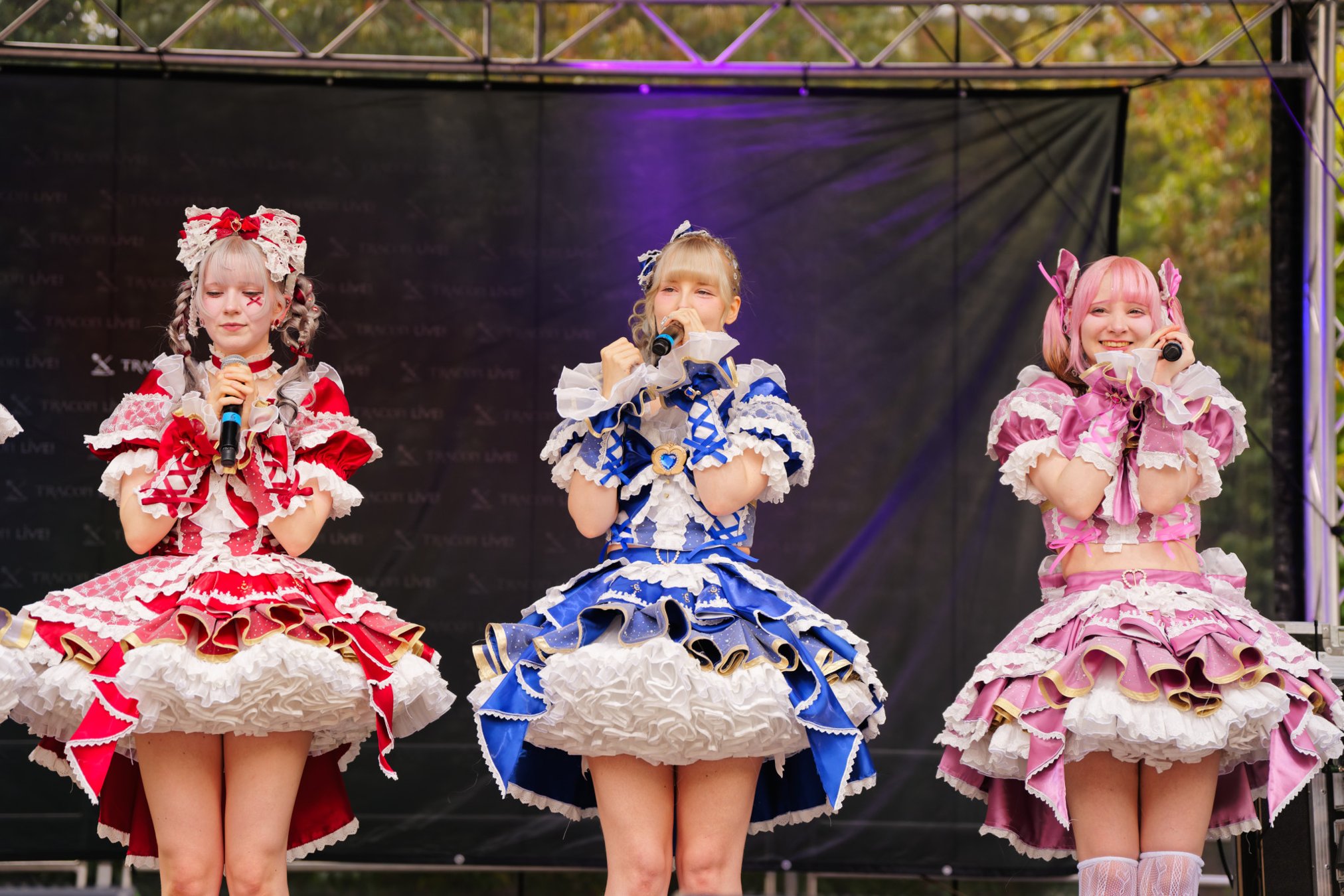 TRA06731-Prismatic_Monochrome_Tracon2026_emilmeemu_no_281
