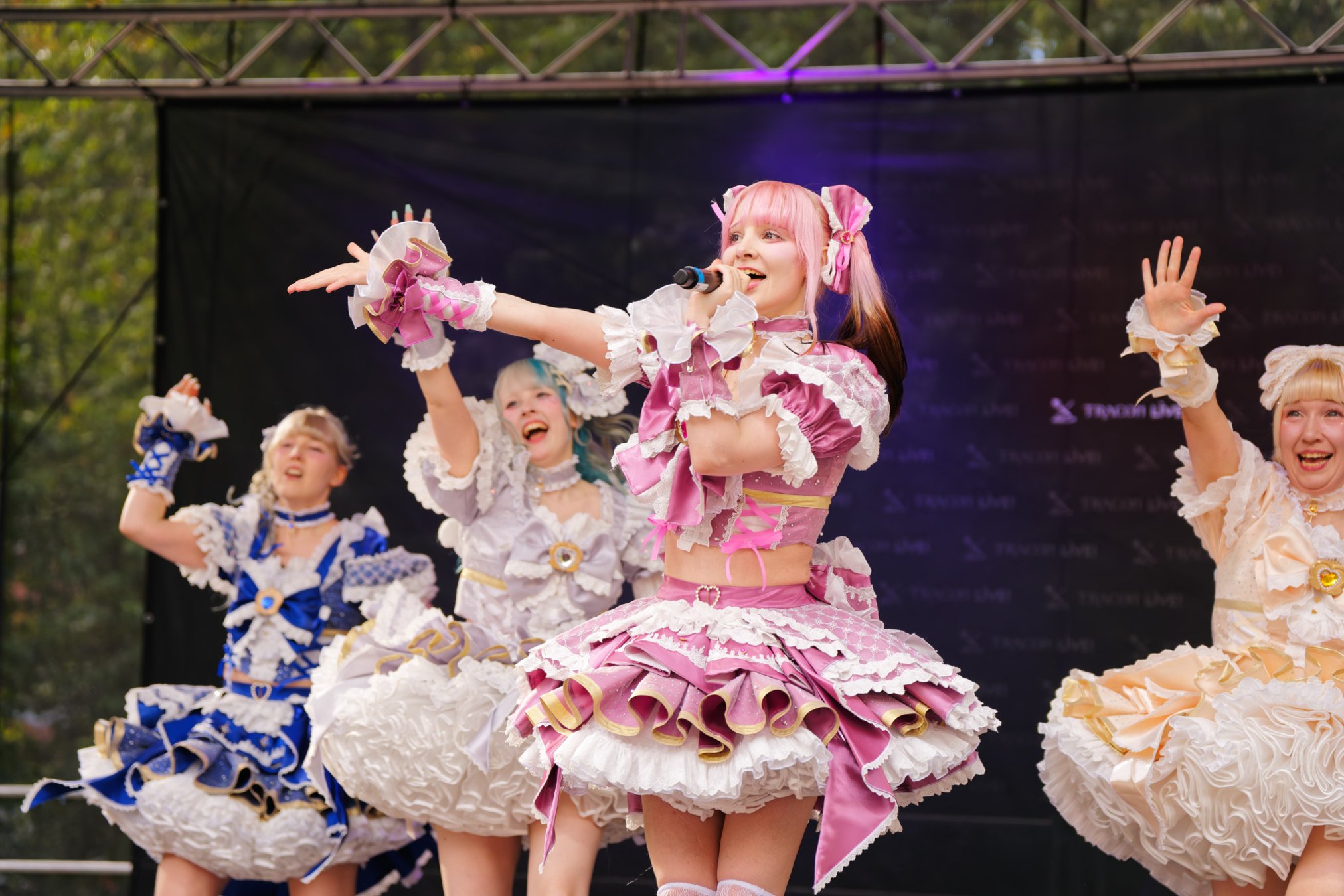 TRA06785-Prismatic_Monochrome_Tracon2026_emilmeemu_no_304
