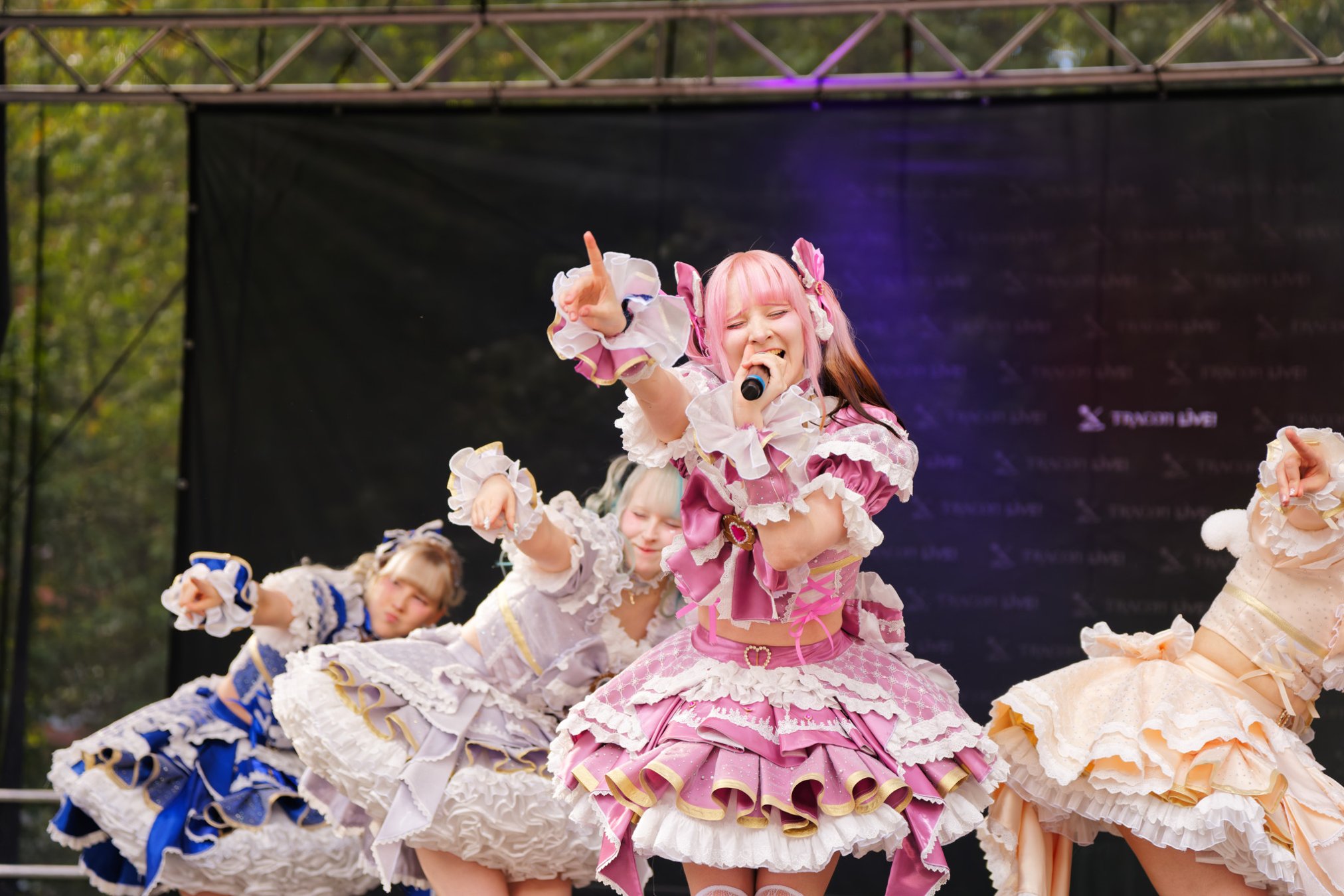 TRA06787-Prismatic_Monochrome_Tracon2026_emilmeemu_no_305