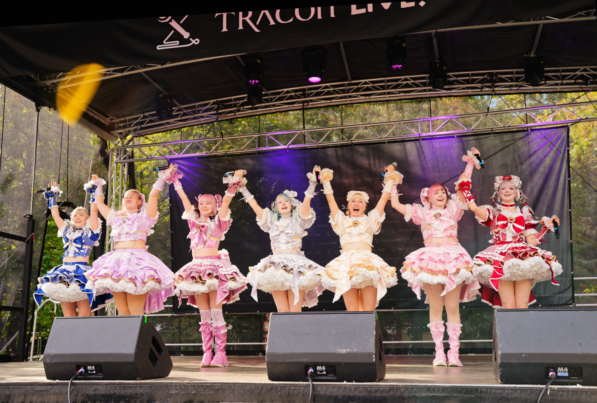 TRA06799-Prismatic_Monochrome_Tracon2026_emilmeemu_no_312