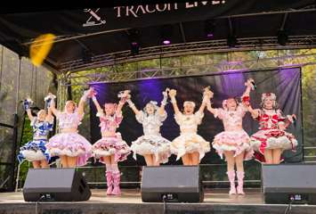 TRA06799-Prismatic_Monochrome_Tracon2026_emilmeemu_no_312