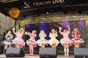 TRA06803-Prismatic_Monochrome_Tracon2026_emilmeemu_no_314