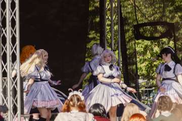 Keltaisen linssin takaa