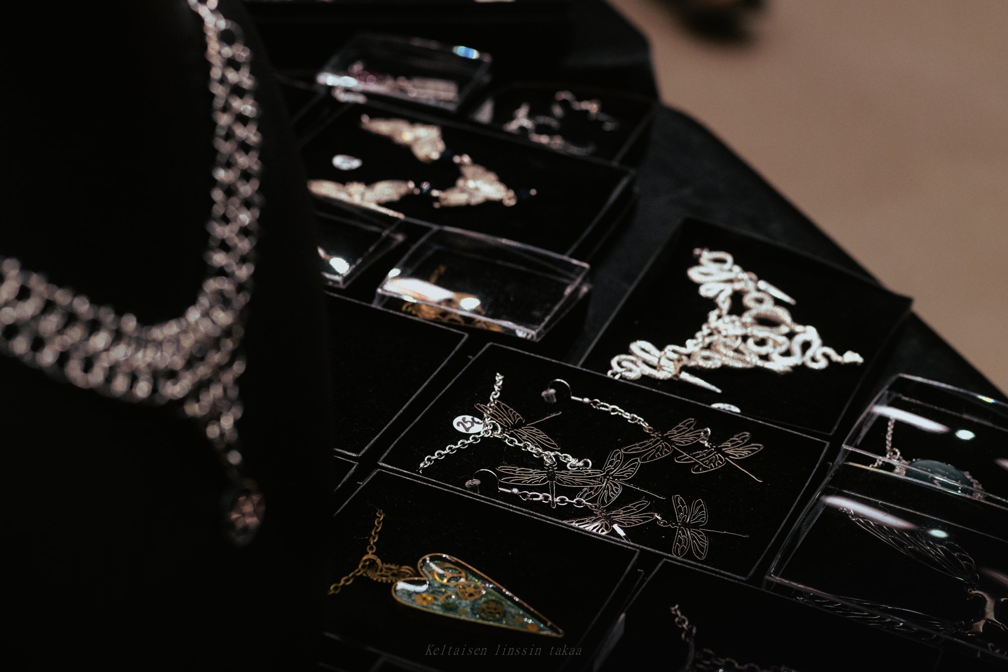 tracon26_artesaanipöydät_sirroijewellery-03