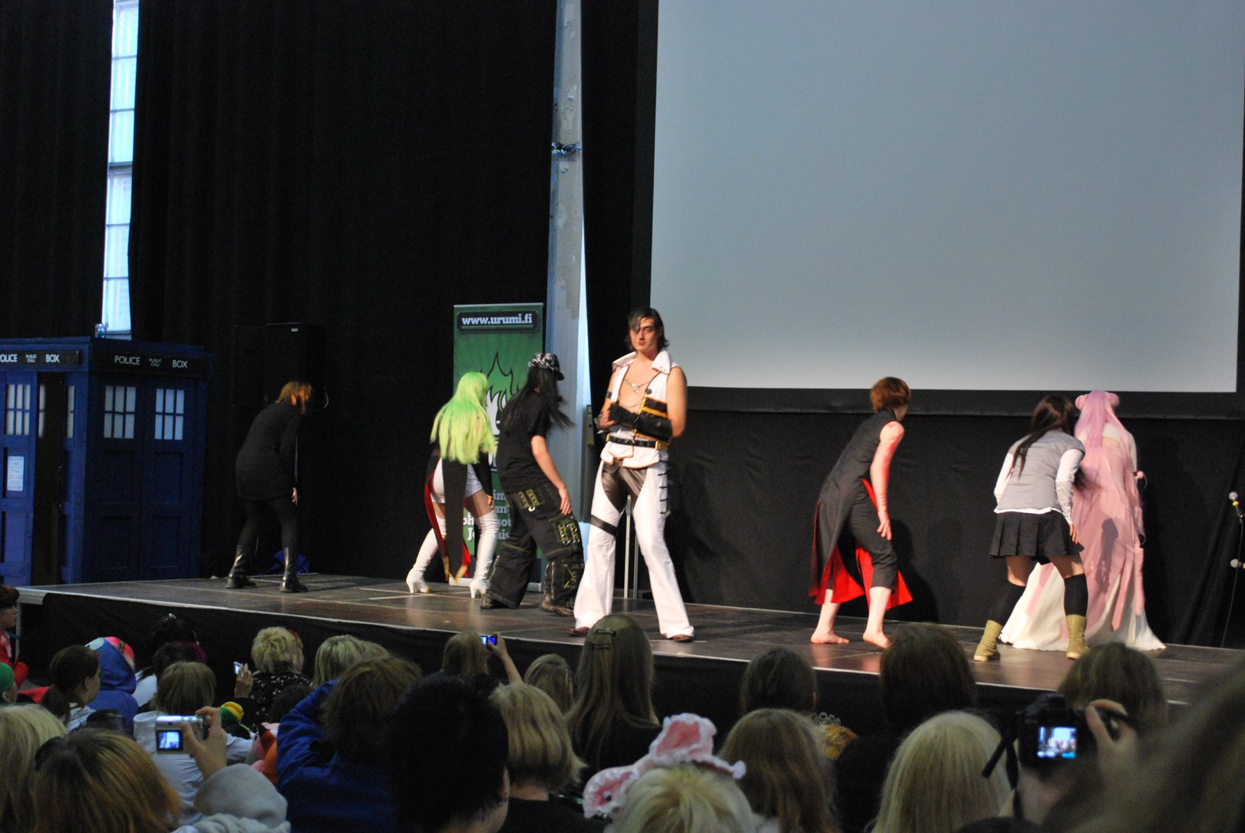 585